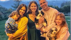Jessica Alba stellt Dolly & Lucy vor