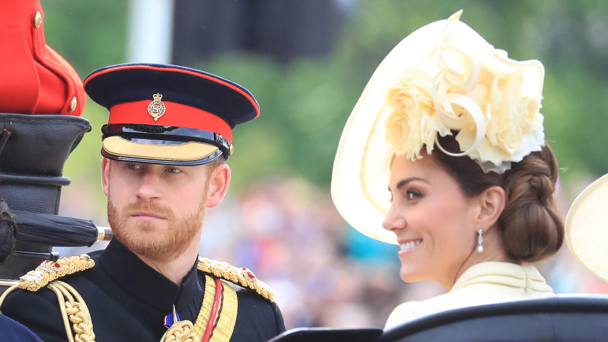 08.06.2019, Großbritannien, London: Prinz Harry mit seiner Frau Herzogin Meghan (l) Kate, Herzogin von Cambridge, und Camilla (nicht im Bild), Herzogin von Cornwall, fahren in einer Kutsche zur Horse Guards Parade in der Nähe des Buckingham-Palastes.