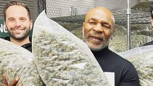 Er posiert mit Säcken voller Marihuana