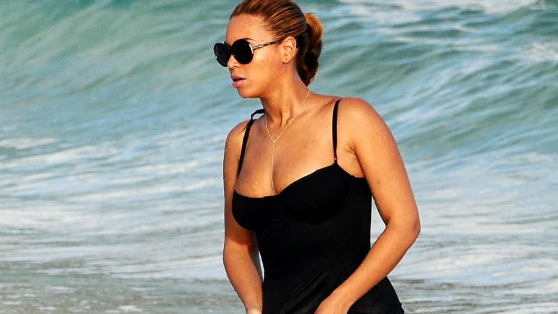Beyonce entspannt am Strand.
