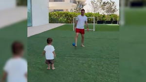 Mario spielt mit seinem Sohn Fußball