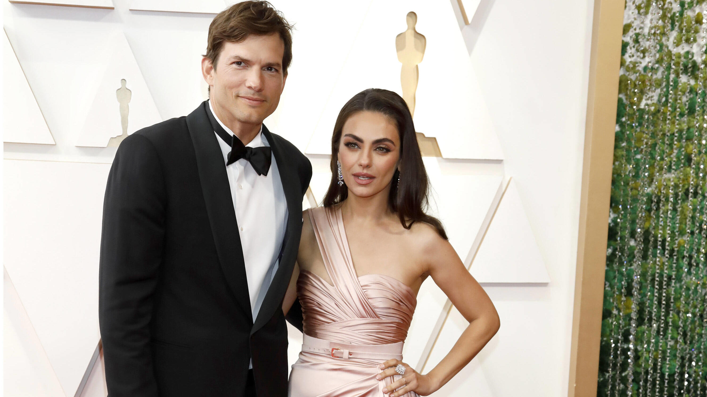  94th Academy Awards Oscars - Red Carpet Arrivals Featuring: Ashton Kutcher, Mila Kunis Where: Los Angeles, California, United States When: 28 Mar 2022 Credit: Abby Grant/Cover Images PUBLICATIONxNOTxINxUKxFRA Copyright: xx 51341765