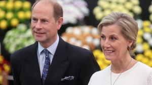 Ergreifendes Foto: Prinz Edward und Sophie gedenken Queen