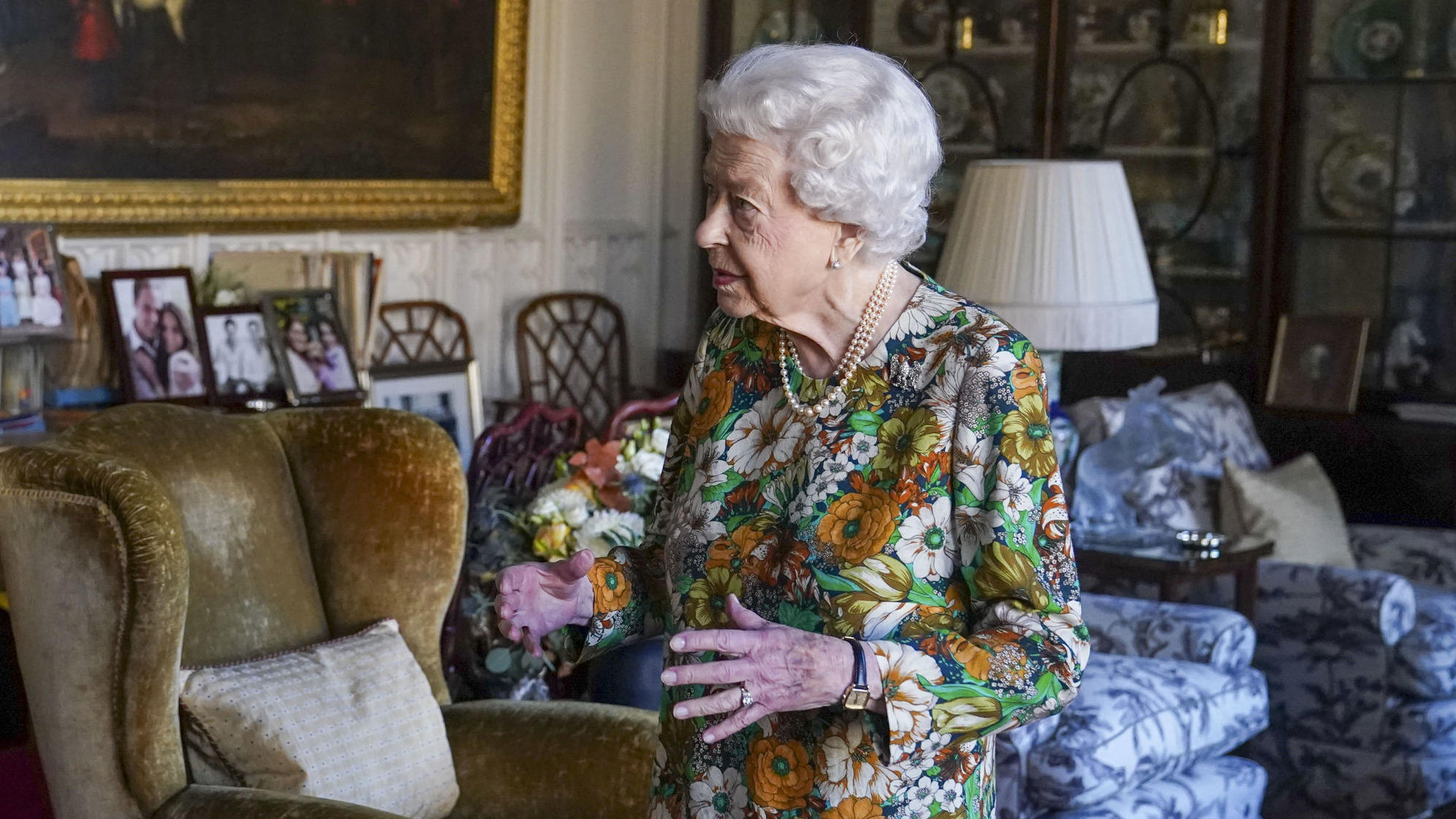 Королева объяснила. Королева Англии 2023 год. Фиолетовые руки у королевы Елизаветы.