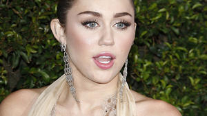 'Hannah Montana'-Star mit starrer Miene