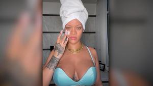 Rihanna salbt ihren Baby-Bauch ein