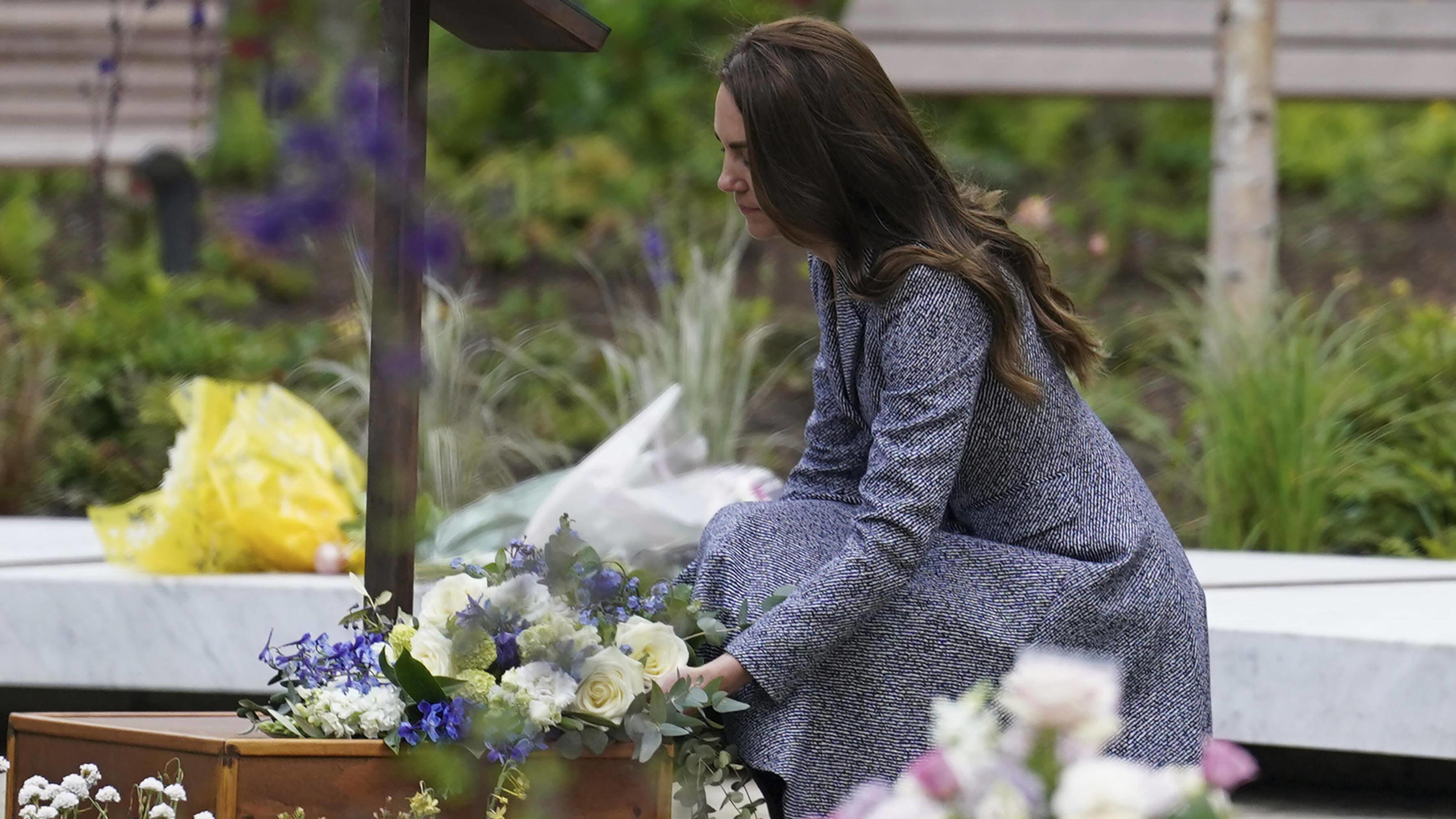 Herzogin Kate legt bei der Eröffnung des Manchester Memorials Blumen nieder.