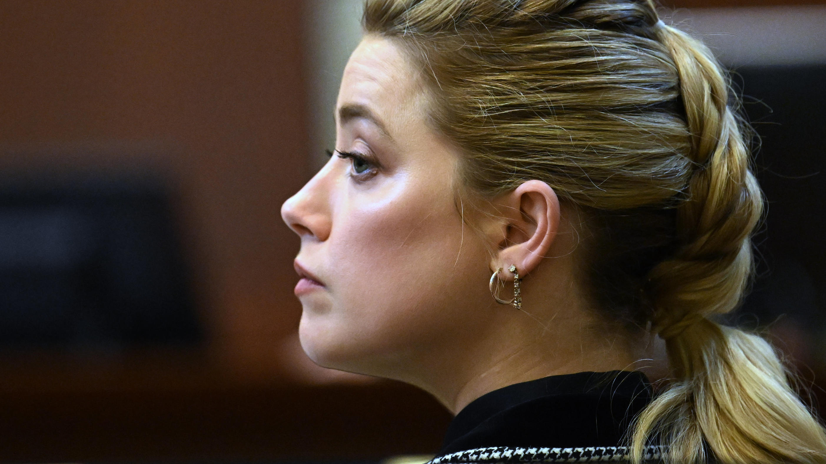 Amber Heard, Schauspielerin aus den USA, hört im Gerichtssaal des Fairfax County Circuit Courthouse zu. Der amerikanische Schauspieler Depp wirft seiner Ex-Frau Heard vor, in einem 2018 von der «Washington Post» veröffentlic