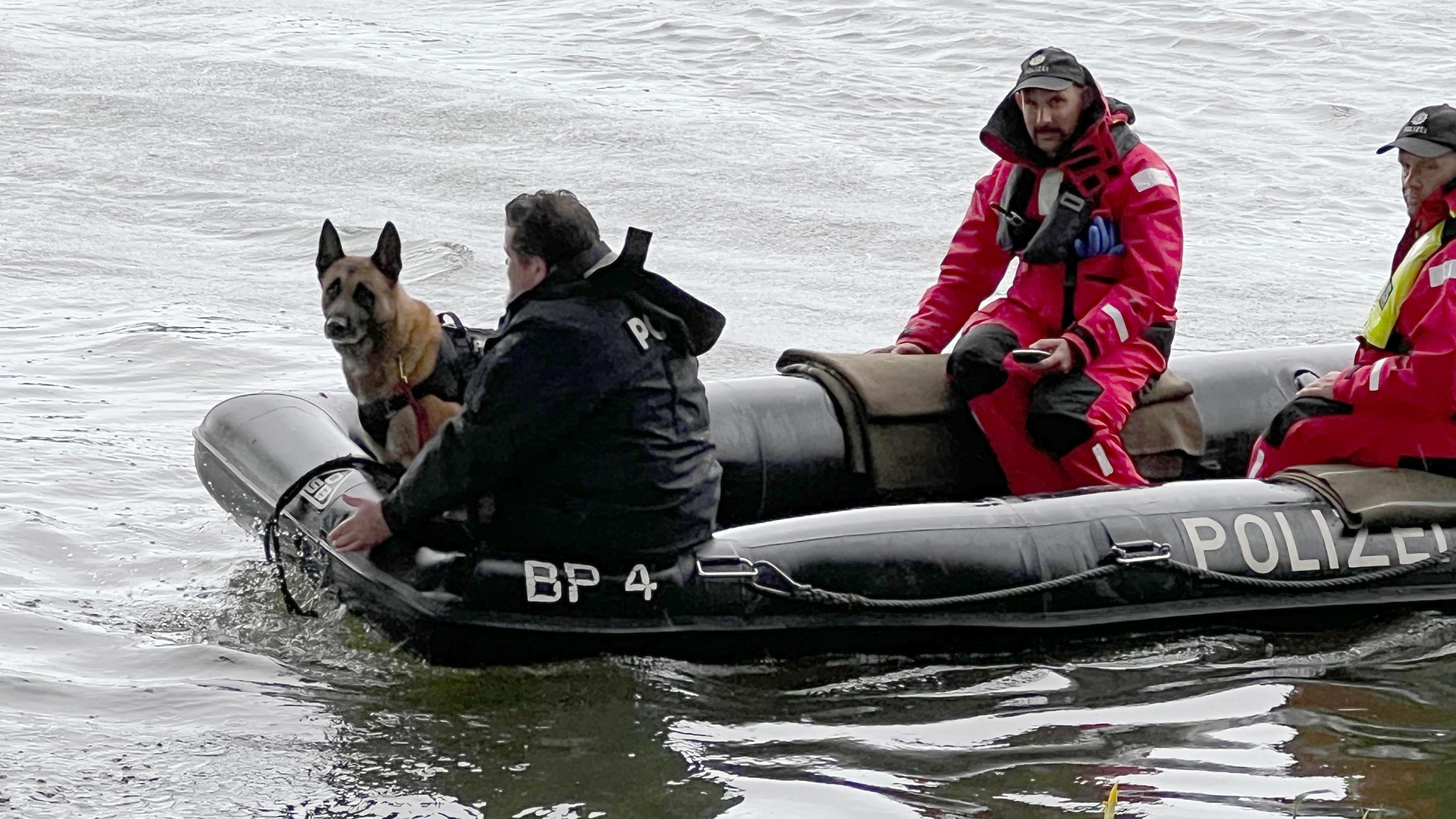 23.05.2022, Bayern, Großmehring: Einsatzkräfte sind mit einem Boot der Polizei im Uferbereich der Donau unterwegs. Einige Kilometer flussabwärts wurde vor wenigen Tagen eine Kinderleiche aus dem Fluss geborgen. Wie die Polizei am Montag berichtete, h