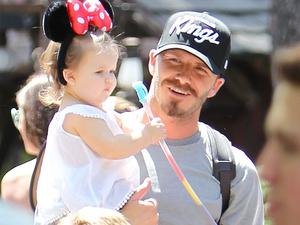Zuckersüße Harper Seven mit Familie im Disneyland