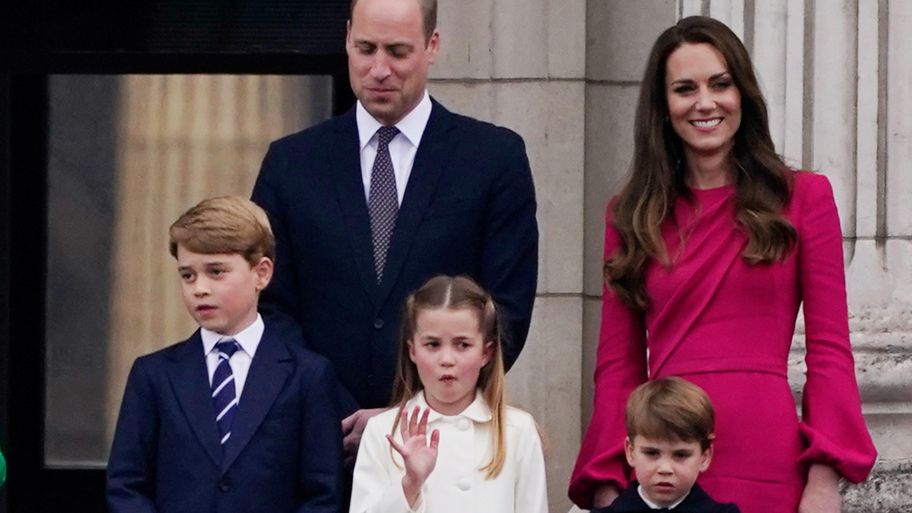 Кейт миддлтон дети возраст. Кейт Миддлтон с детьми 2022. Дети Кейт Миддлтон и принца Уильяма 2022. Дети Уильяма и Кейт Миддлтон 2022. Принц Уильям и Кейт Миддлтон.