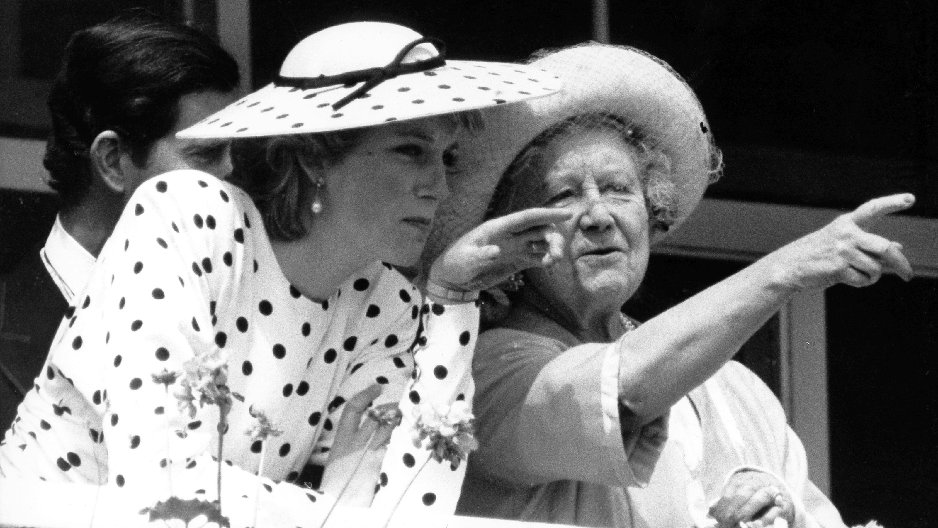 Die britische Königinmutter Elizabeth (r) zeigt Prinzessin Diana, der Ehefrau ihres Enkels Kronprinz Charles, am 4. Juni 1986 die Favouriten des Pferderennens in Epsom. Es war das erste Mal, dass die Prinzessin von Wales das berühmte Pferderennen in