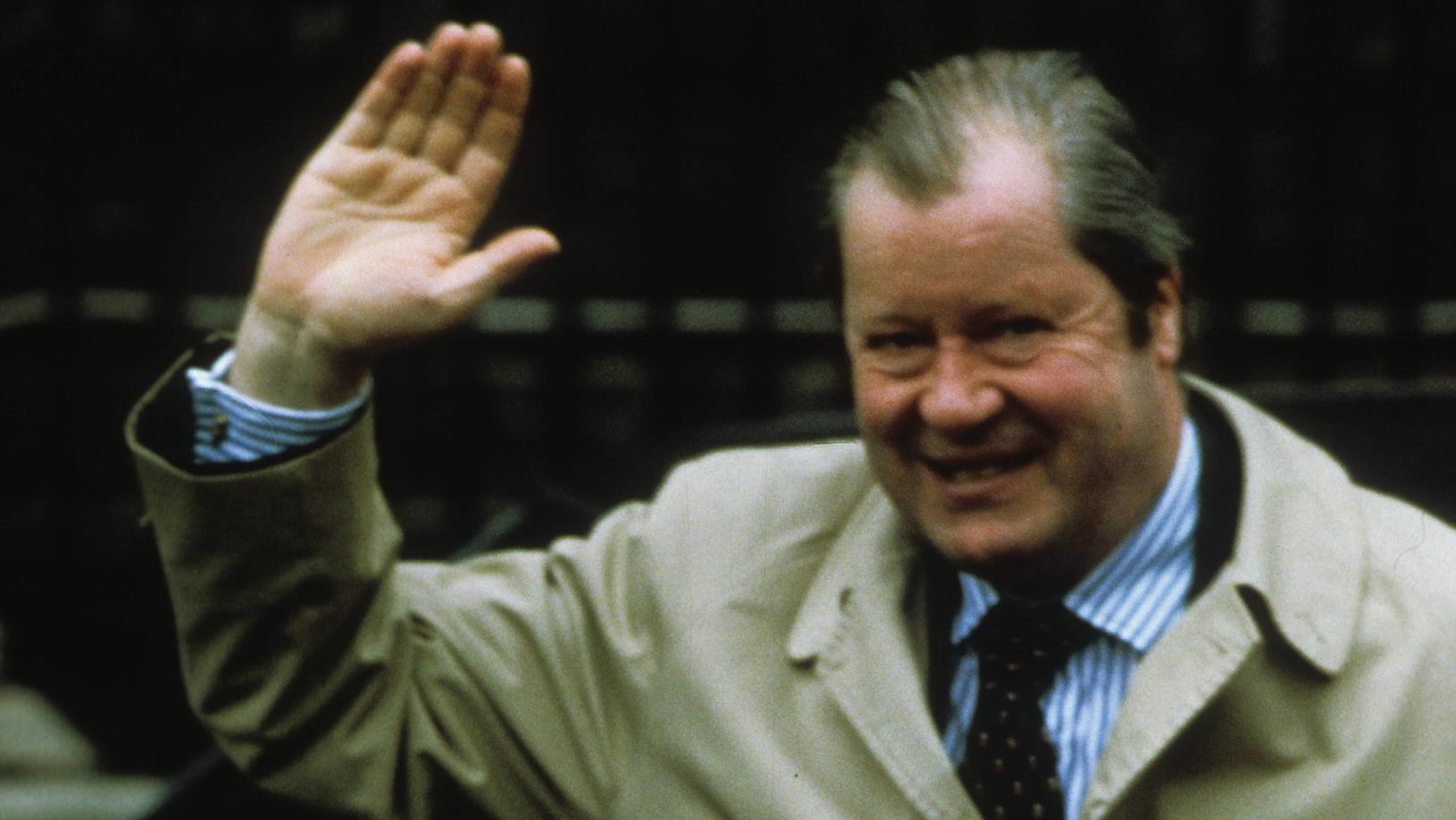 Johnnie Spencer, 8th Earl Spencer, father of Princess Diana, leaves St Mary's Hospital after visiting his newborn grandson, William Arthur Philip Louis London, UK, 22nd June 1982