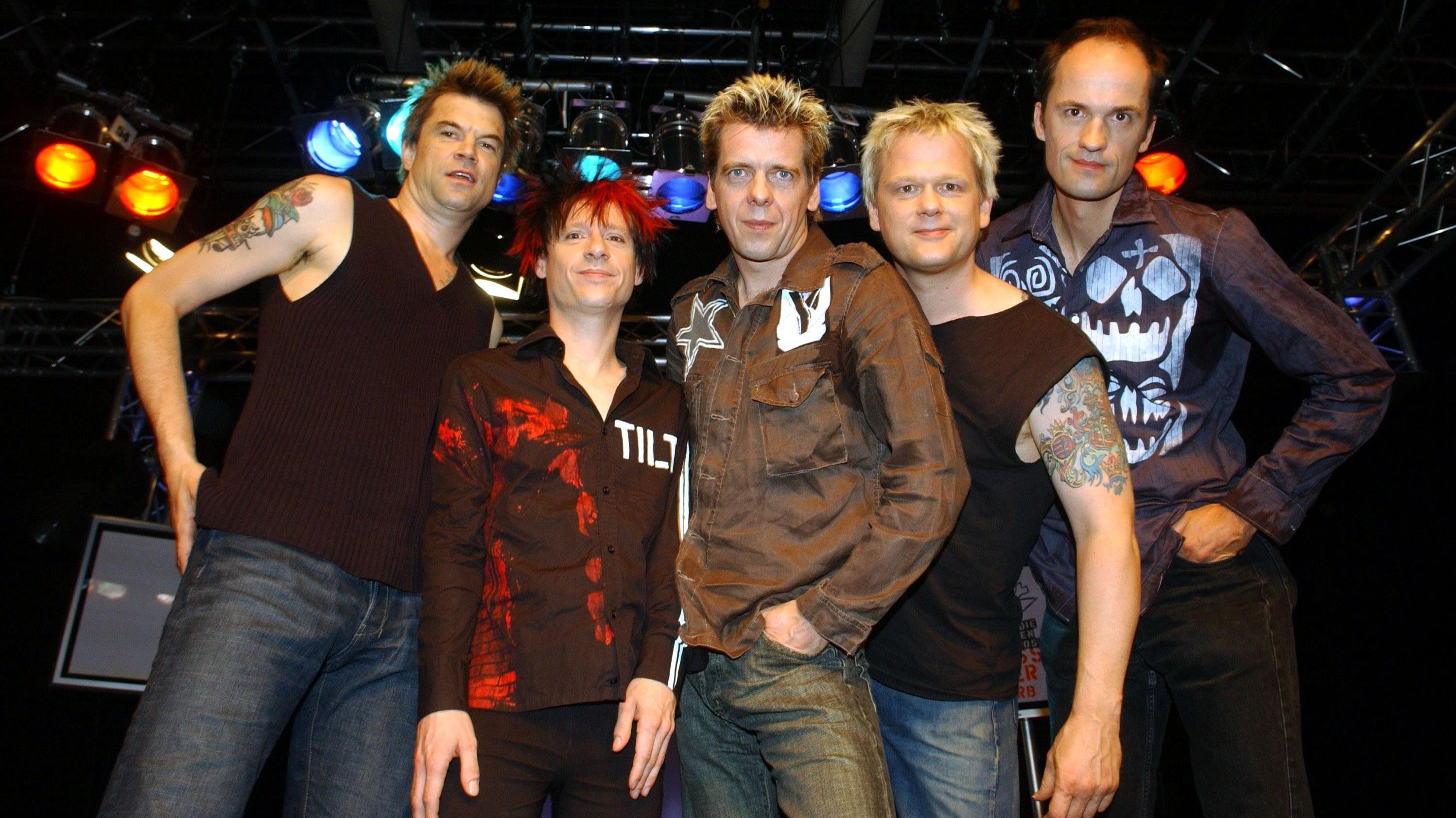 "Die Toten Hosen", (l-r) Campino, Vom, Andi, Kuddel und Breiti, geben am Montag (06.09.2004) in Berlin eine Pressekonferenz zu ihrer neuen TV-Show auf dem Musiksender MTV. Die Sendung "Friss oder stirb" gibt in halbstündigen Folgen Einblicke in das L