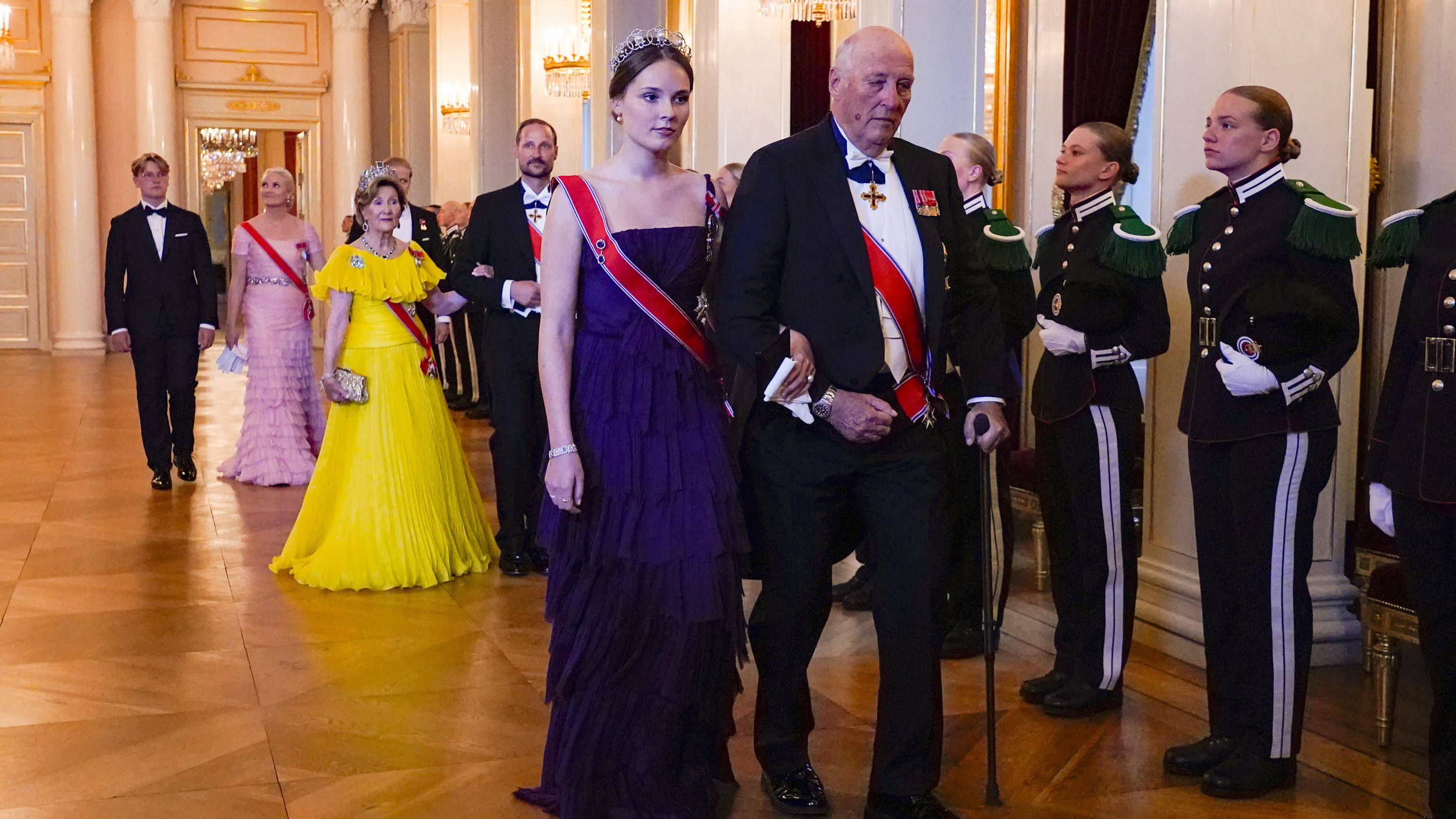 17.06.2022, Norwegen, Oslo: Norwegens Prinzessin Ingrid Alexandra und König Harald schreiten durch den Großen Saal vor dem Galadinner anlässlich der Feierlichkeiten zum 18. Geburtstag der Prinzessin. Die Prinzessin war schon am 21. Januar volljährig 