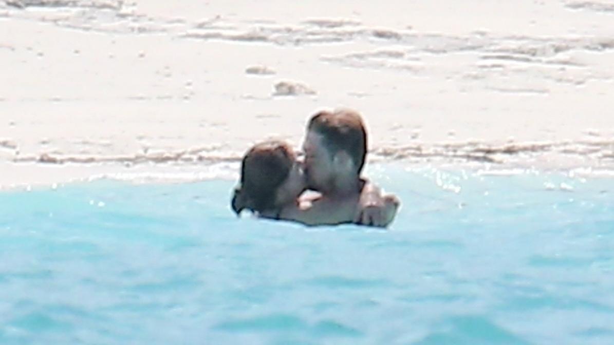Liebesurlaub auf den Bahamas: Taylor Swift und Joe Alwyn küssen sich im Meer.