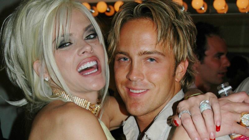 Larry Birkhead und Anna Nicole Smith feiern gemeinsam auf einer Party 2004.