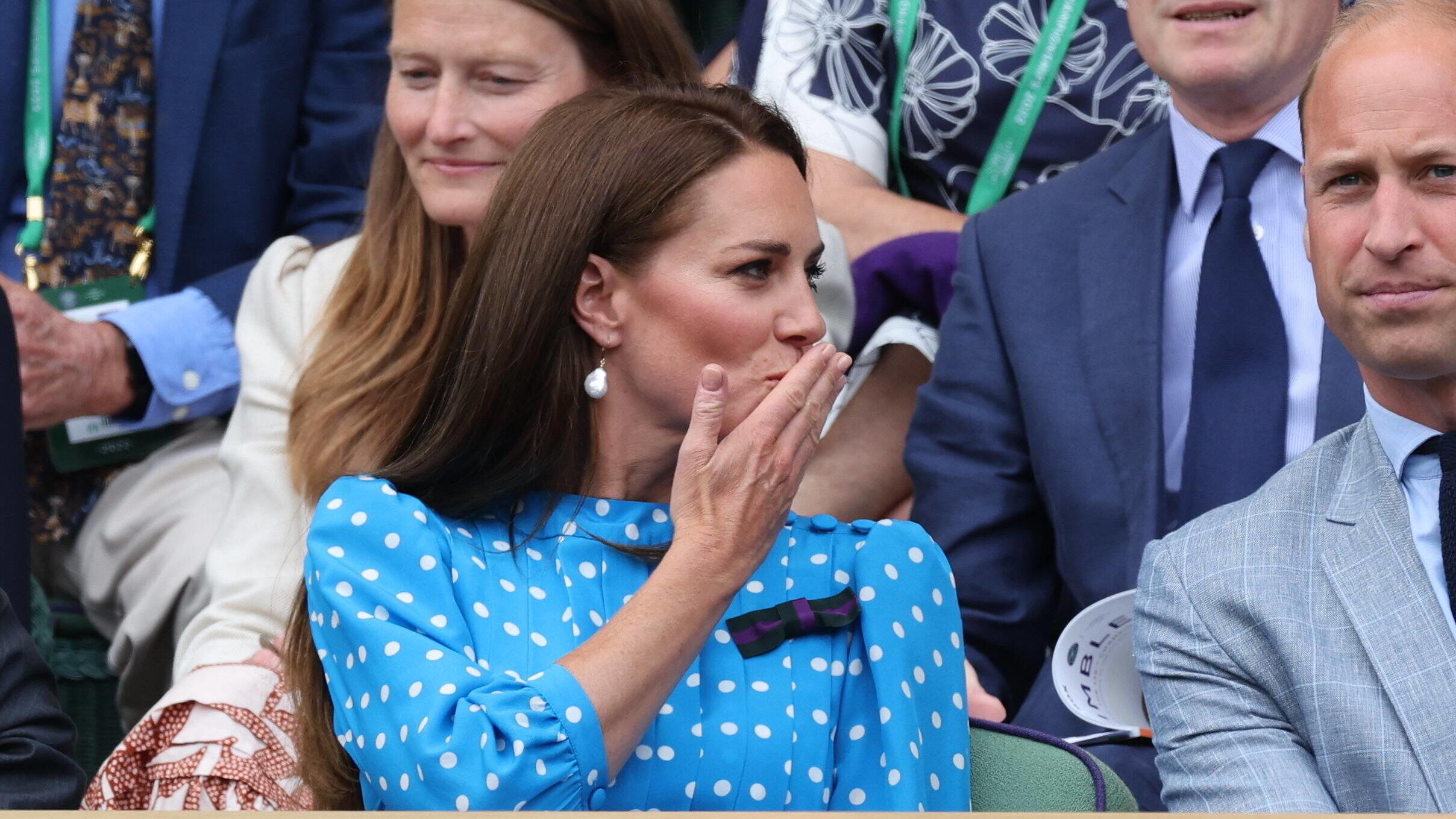 Herzogin Kate wirft ihrer Mama Carole Middleton in Wimbledon ein Handküsschen zu