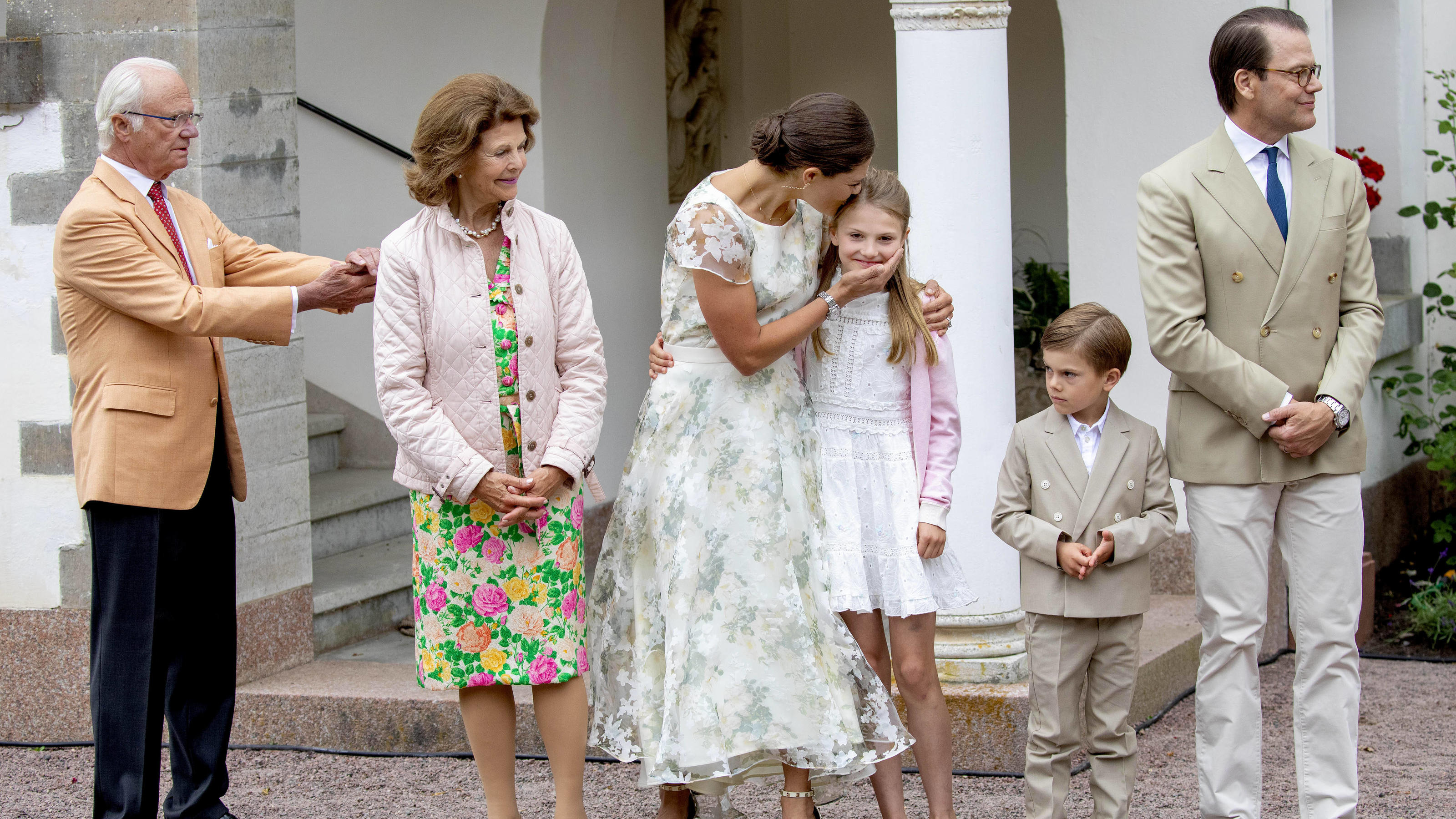 Was macht der denn da für einen Quatsch?! König Carl Gustaf buhlt um die Aufmerksamkeit seiner Silvia, die nach all den Ehejahren allerdings wohl vieles gewohnt ist.
