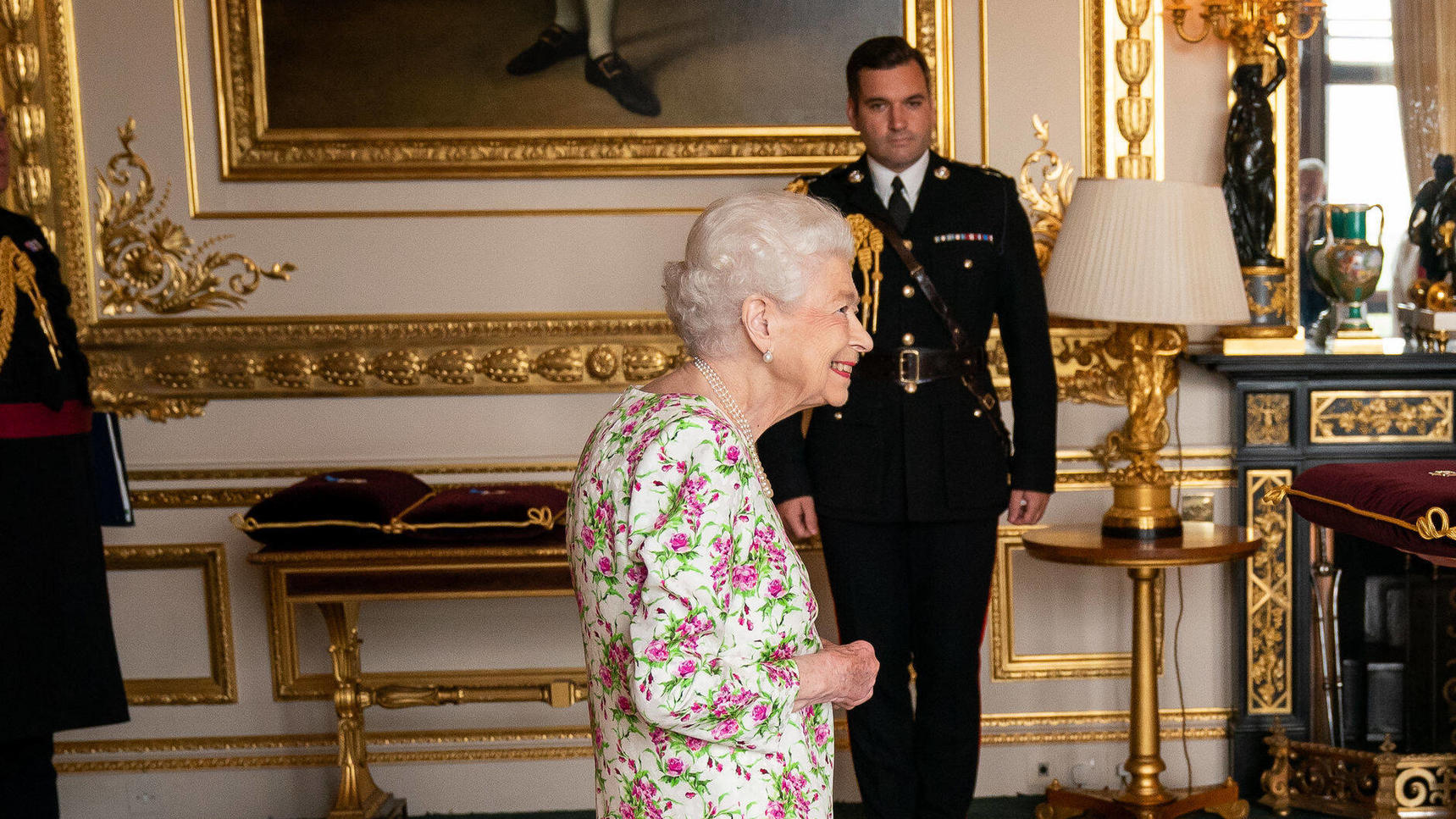 Gag-Monarchin: Queen Elizabeth sorgt mit frechem Corona-Witz für Lacher!