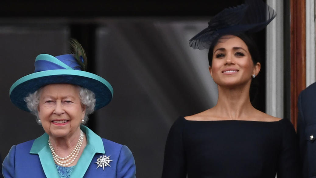 ARCHIV - 10.07.2018, Großbritannien, London: Der britische Thronfolger Prinz Charles (l-r), Herzogin Camilla, die britische Königin Elizabeth II., Herzogin Meghan, Prinz Harry, Prinz William und Herzogin Kate stehen auf dem Balkon des Buckingham-Pala