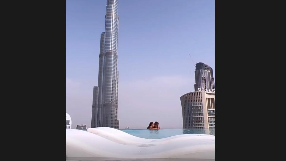 Julian Claßen und Tanja Makaric knutschen im Pool in Dubai