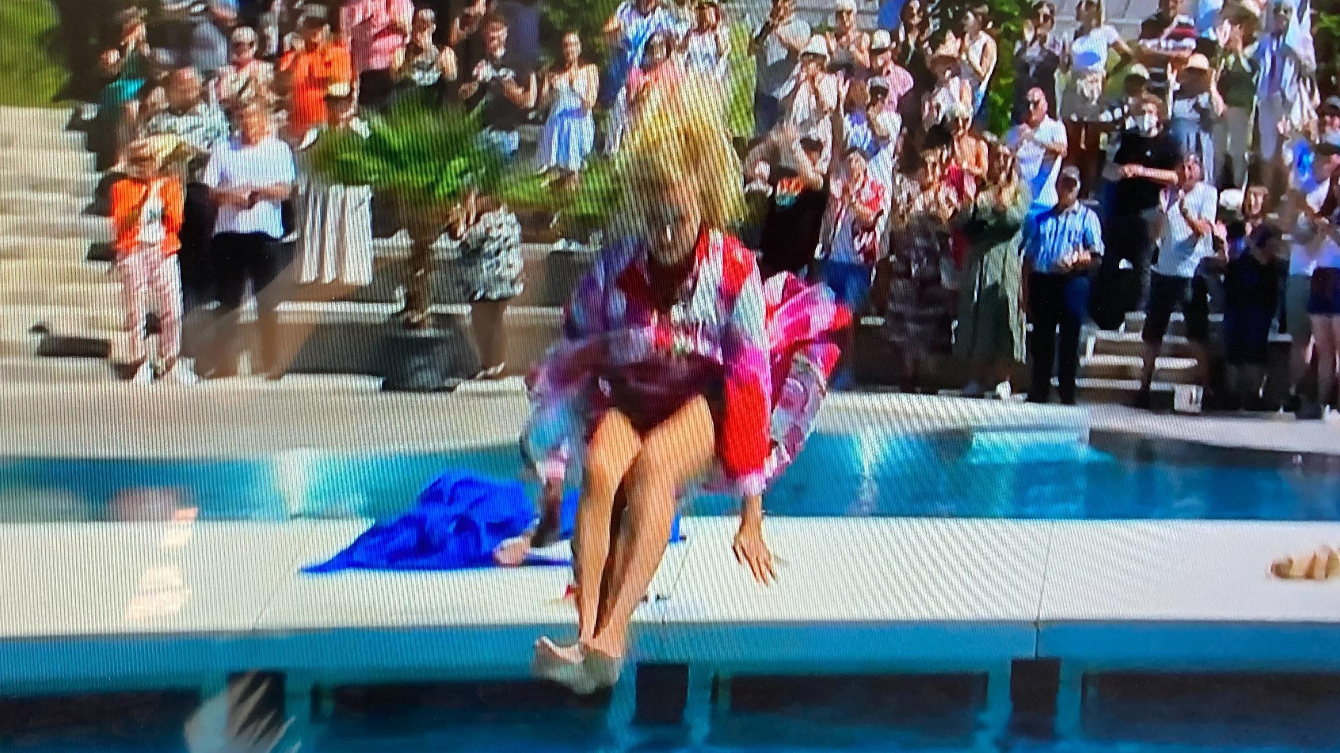 Andrea Kiewel springt im "ZDF Fernsehgarten" in den Pool.