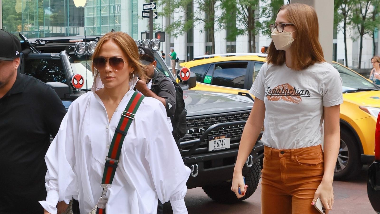 New York, NY - Jennifer Lopez cuts a casual figure as she goes shopping at Bergdorf Goodman. Pictured: Jennifer Lopez BACKGRID USA 14 AUGUST 2022