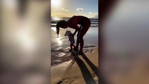 Sarah Engels' Tochter macht ihre ersten Schritte am Strand