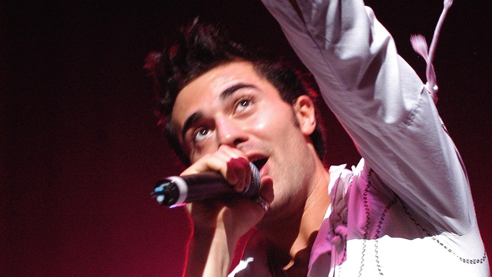 BGUK_2440678 - Reading, UNITED KINGDOM - Darius Campbell Danesh Pop Idol and West End star dies aged 41Photographed at the Nottingham and Reading Summer XS Concerts in June and Aug 2003Pictured: Darius Campbell DaneshBACKGRID UK 16 AUGUST 2022 BYLINE