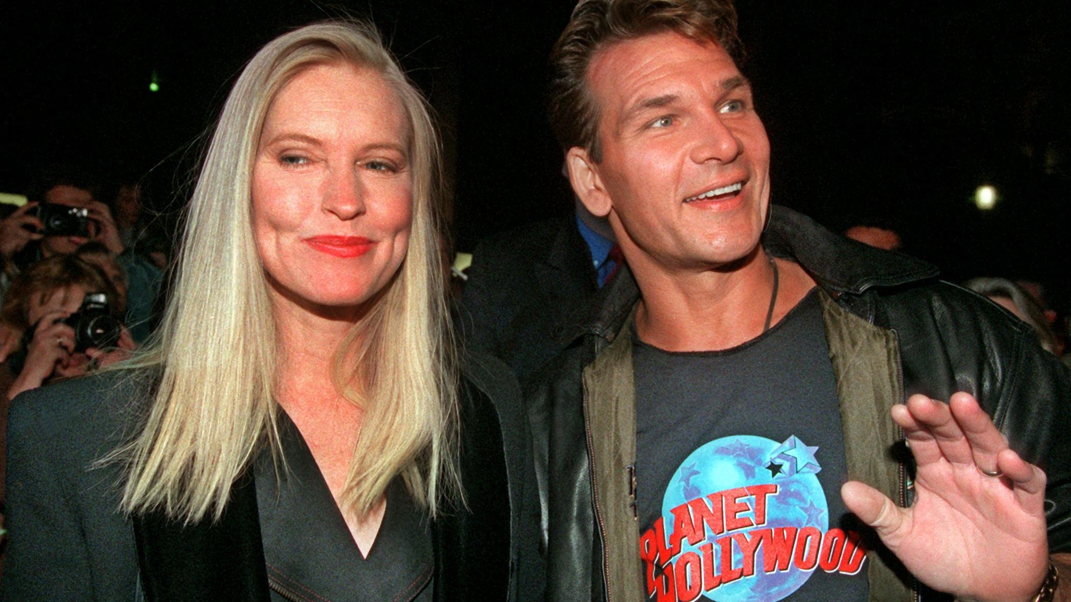 ARCHIV - Der US-Schauspieler Patrick Swayze und seine Frau Lisa Niemi kommen zur Eröffnungsfeier des "Planet Hollywood"-Restaurants in Berlin (Archivfoto vom 23.09.1996). Swayze ("Dirty Dancing", "Ghost") ist nach einem fast zweijährigen Kampf gegen 