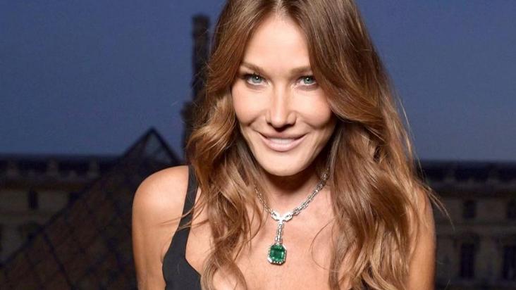 Carla Bruni Posiert Ohne Oberteil Auf Dem Balkon