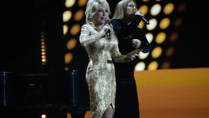 Dolly Parton bringt Haustierbekleidungslinie auf den Markt
