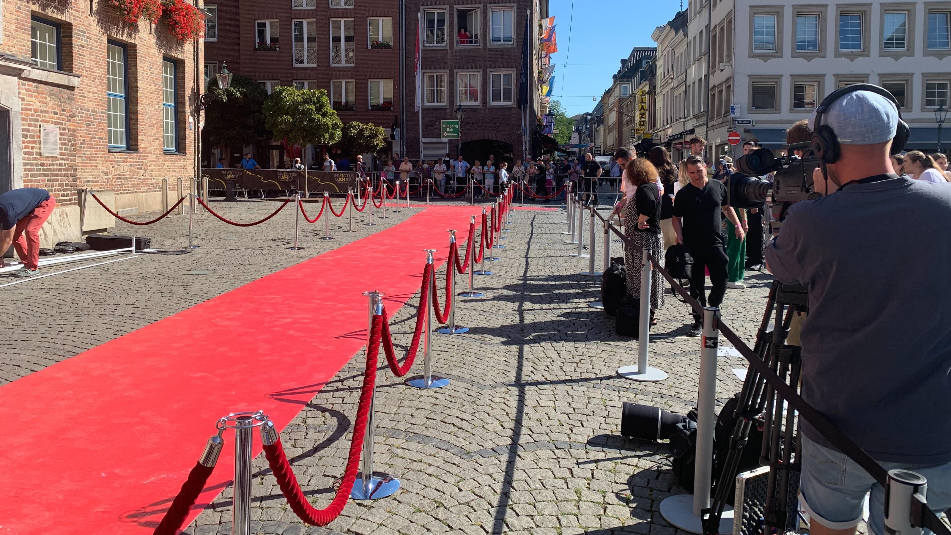 Harry & Meghan in Düsseldorf - der rote Teppich ist schon ausgerollt.