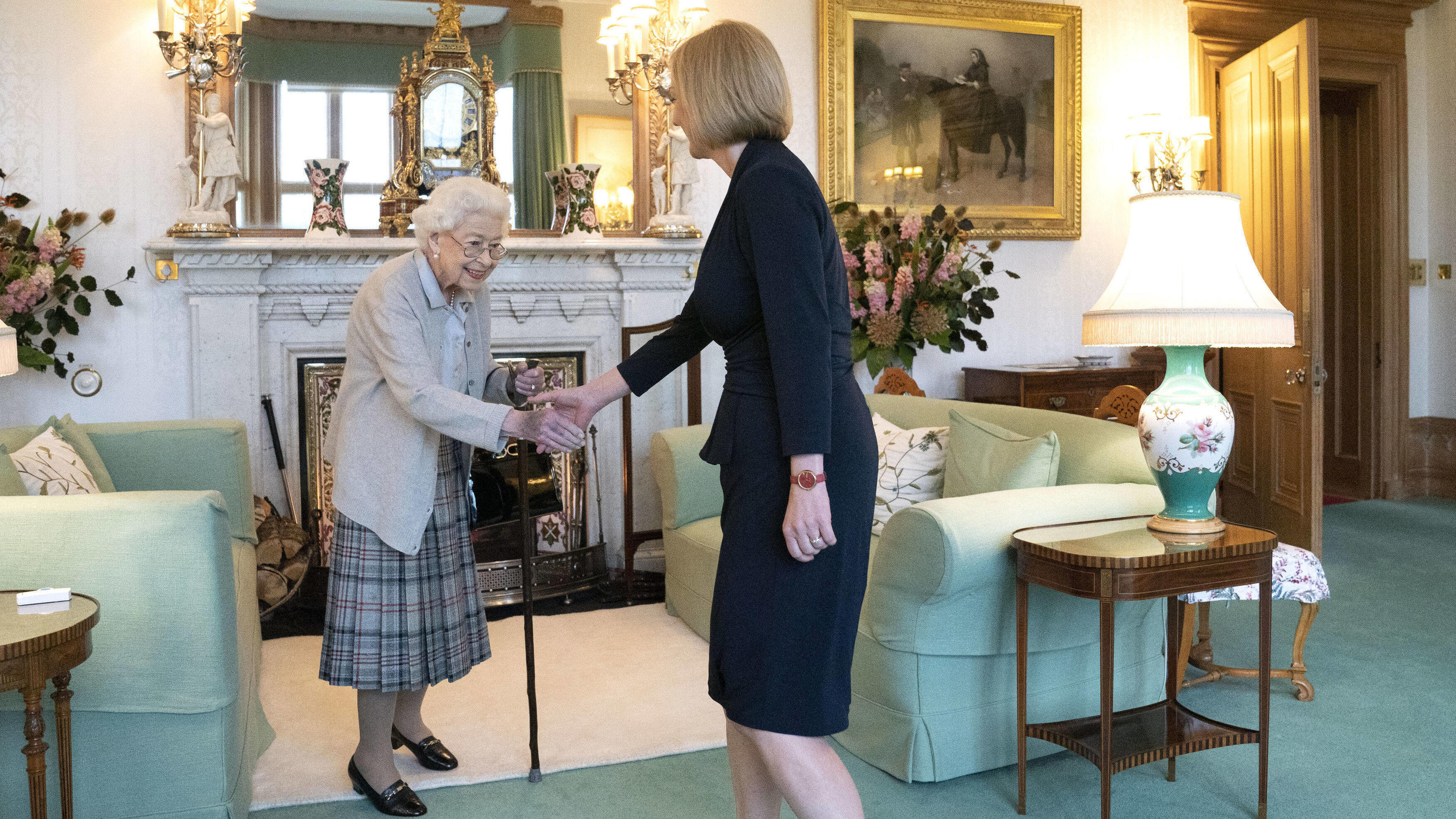  . 06/09/2022. Balmoral, United Kingdom. Queen Elizabeth II welcomes Liz Truss, during an audience at Balmoral, Scotland, where she invited the newly elected leader of the Conservative party to become the new Prime Minister of the United Kingdom. PUB