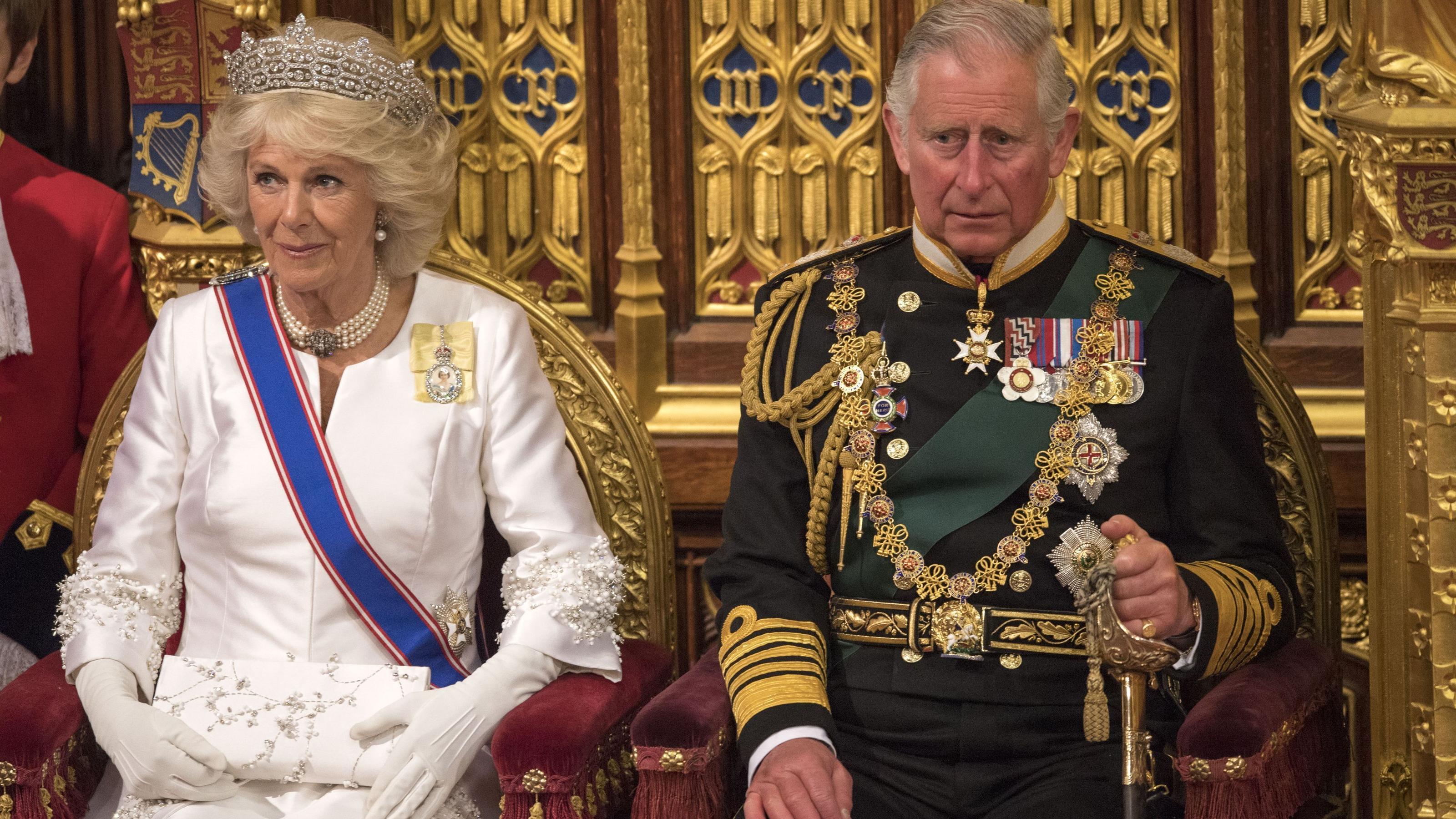 Staatseröffnung des Parlaments 2016. Camilla und Charles in royaler Montur bei der Staatseröffnung des Parlaments im House of Lords im Palace of Westminster in London.