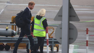 Prinz Harry verlässt Schottland allein
