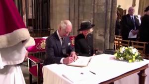 König Charles bringt kurzerhand eigenen Stift mit