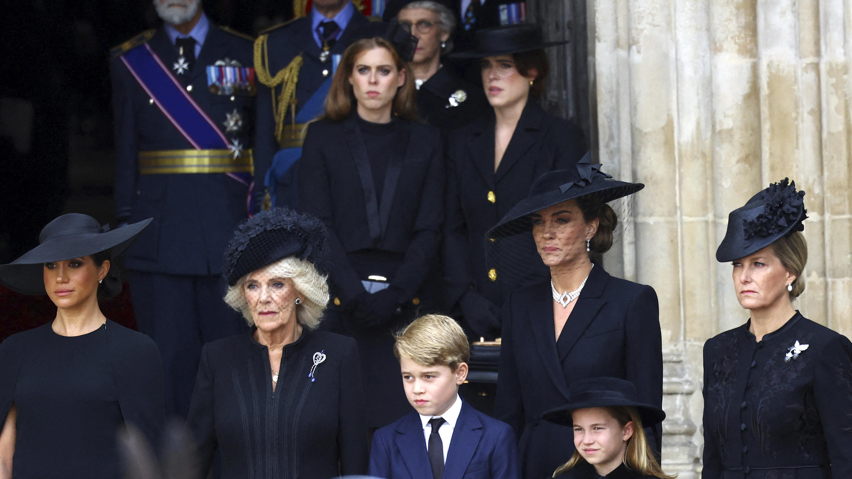 Prinzessin Eugenie (zweite Reihe, rechts) hatte ihre Handtasche auch beim Begräbnis von Prinz Philip dabei. 