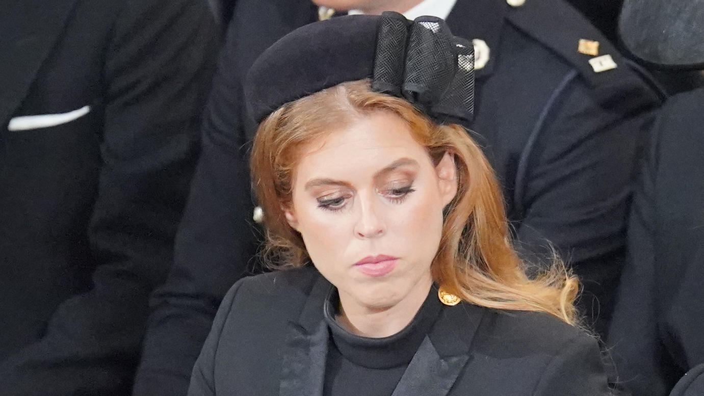 Prinzessin Beatrice hielt sich schlicht - und trug nur einen Hut zur Beerdigung.