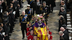 Sarg der Queen im Familienkreis beigesetzt 