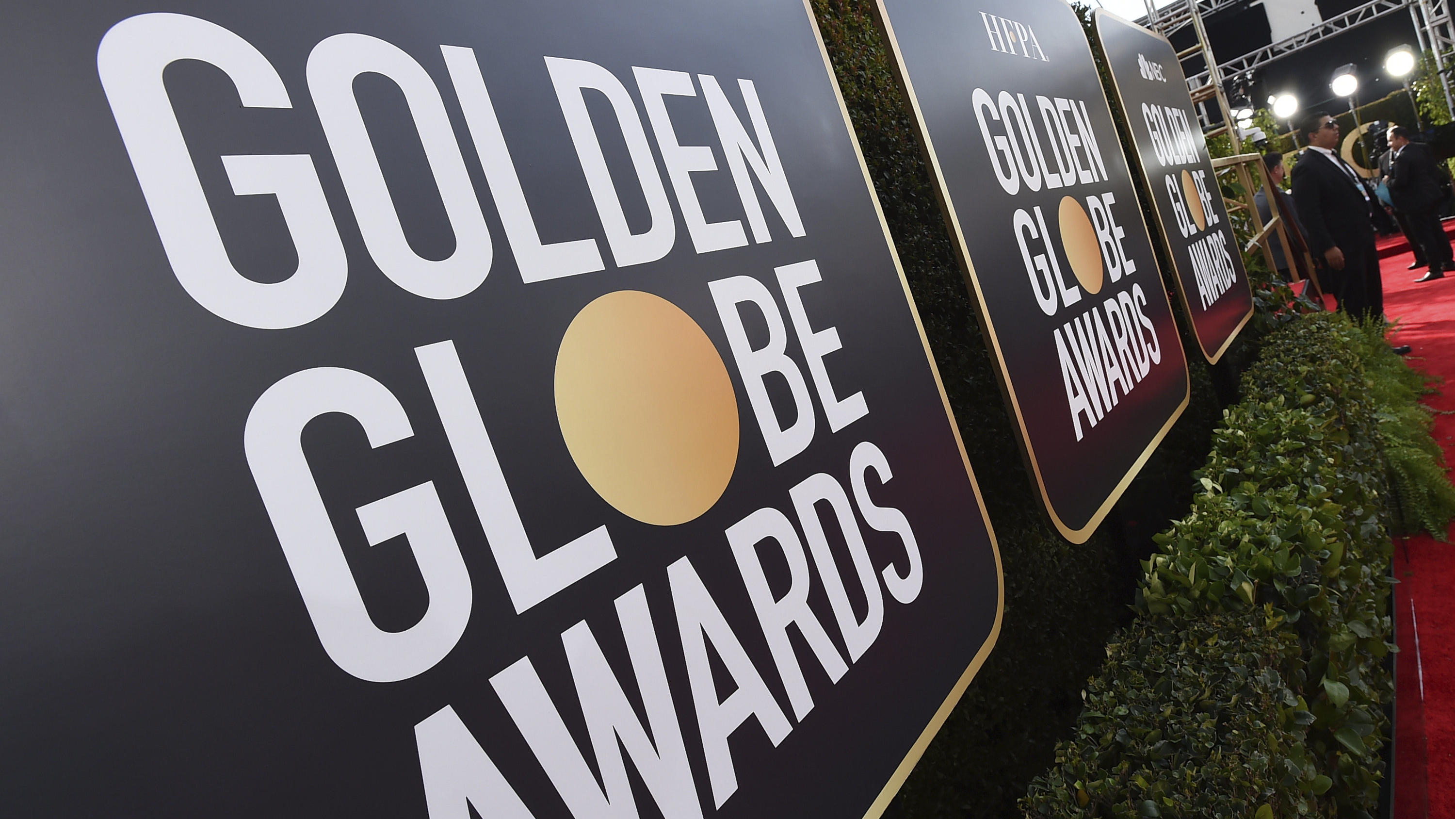 ARCHIV - 05.01.2020, USA, Beverly Hills: Schilder mit der Aufschrift «Golden Globe Awards» hängen am roten Teppich bei den 77. Golden Globe Awards. Die Verleihung der Golden Globes soll im kommenden Jahr wieder live im Fernsehen übertragen werden. (z