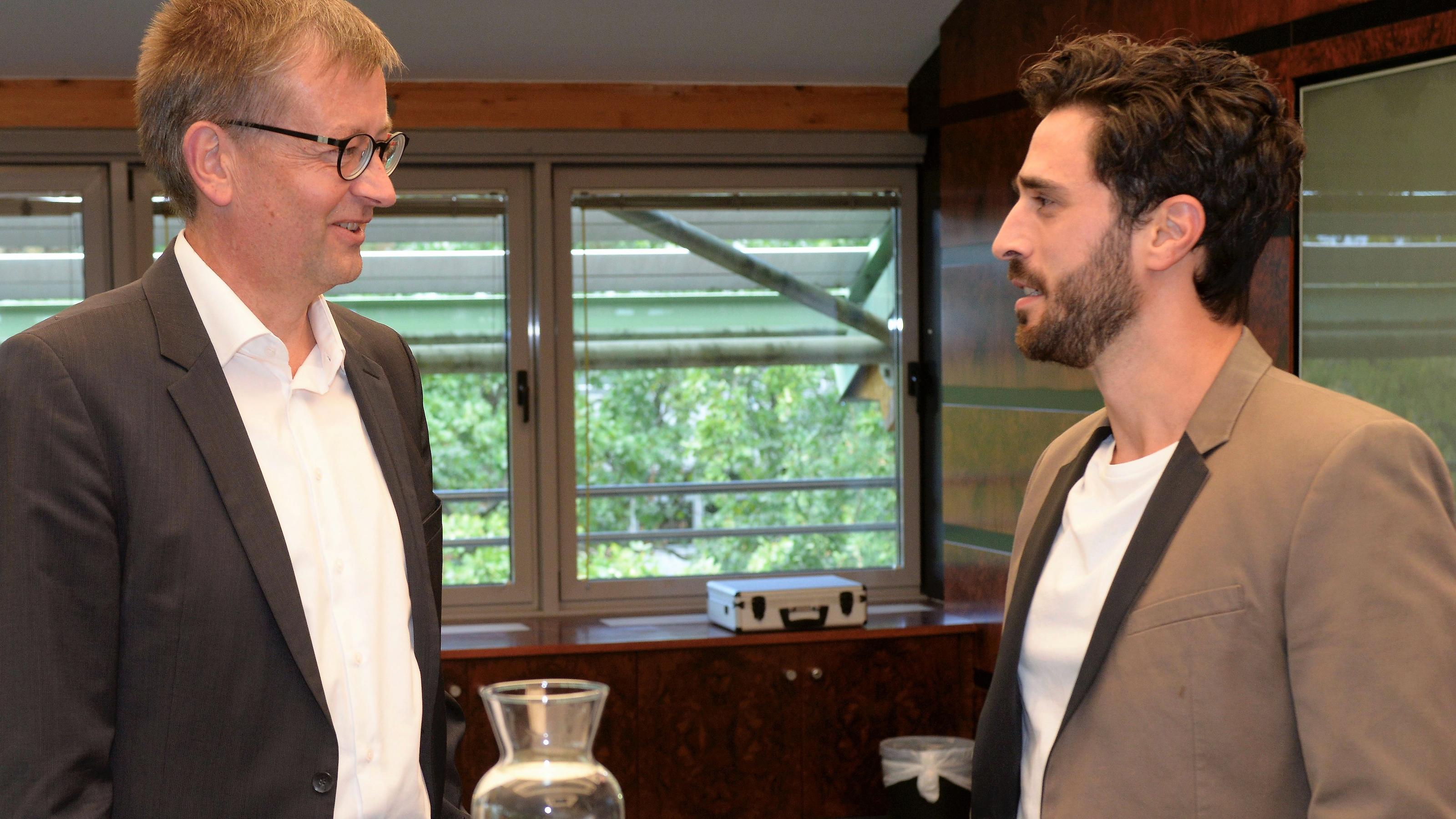 Burkhard Blienert (links), Beauftragter der Bundesregierung für Sucht- und Drogenfragen mit Schauspieler Jan Kittmann am Set von GZSZ. 