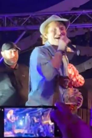 Plötzlich ist Ed Sheeran auf der Bühne