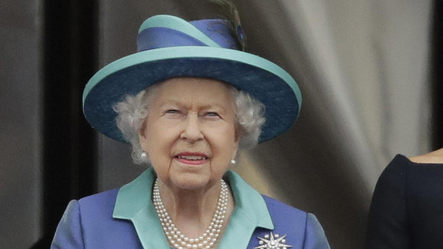ARCHIV - 10.07.2018, Großbritannien, London: Königin Elizabeth II. (l-r), Meghan, Herzogin von Sussex, und Prinz Harry stehen auf dem Balkon des Buckingham-Palastes. Königin Elizabeth II. ist tot. Foto: Matt Dunham/AP/dpa +++ dpa-Bildfunk +++