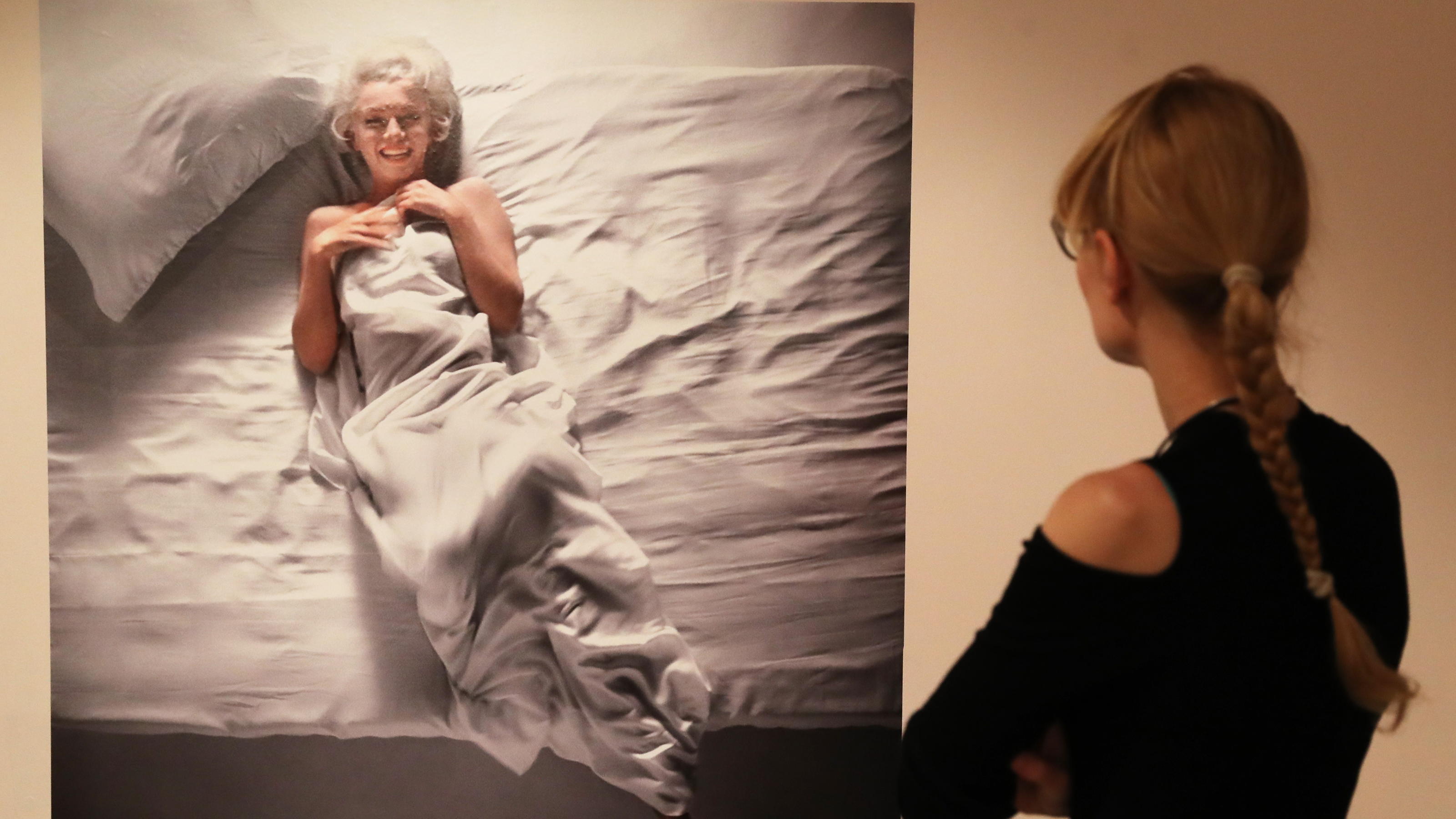 Douglas Kirkland schoss die ikonischen Fotos von Marilyn Monroe nackt im Bett.