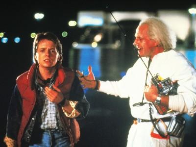Marty McFly (Michael J. Fox, li.) trifft sich nachts mit dem exzentrischen Wissenschaftler Dr. Emmett Brown (Christopher Lloyd). Dr. Emmett Brown zeigt ihm seine neueste Erfindung...