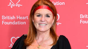 Hier kuschelt Sarah Ferguson mit den Corgis der Queen
