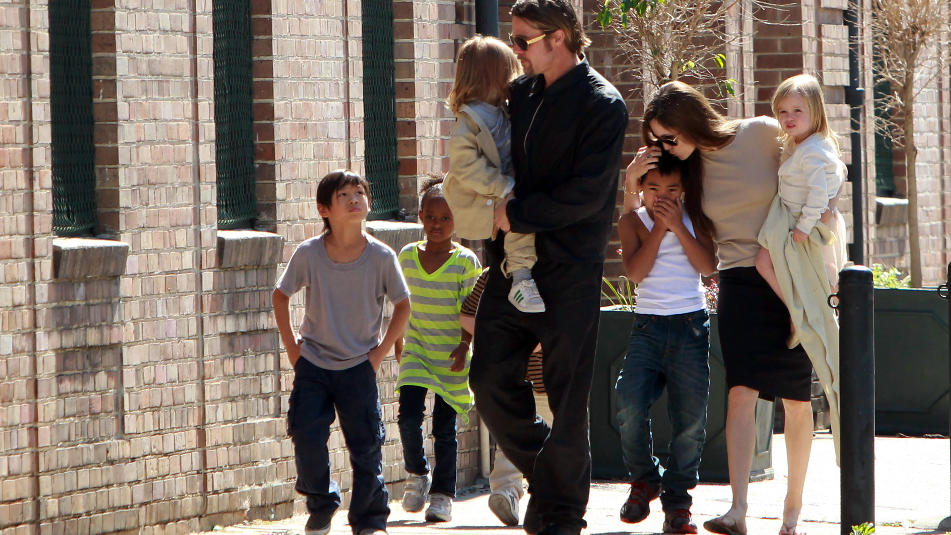 Angelina Jolie, Brad Pitt und ihre sechs Kinder.
