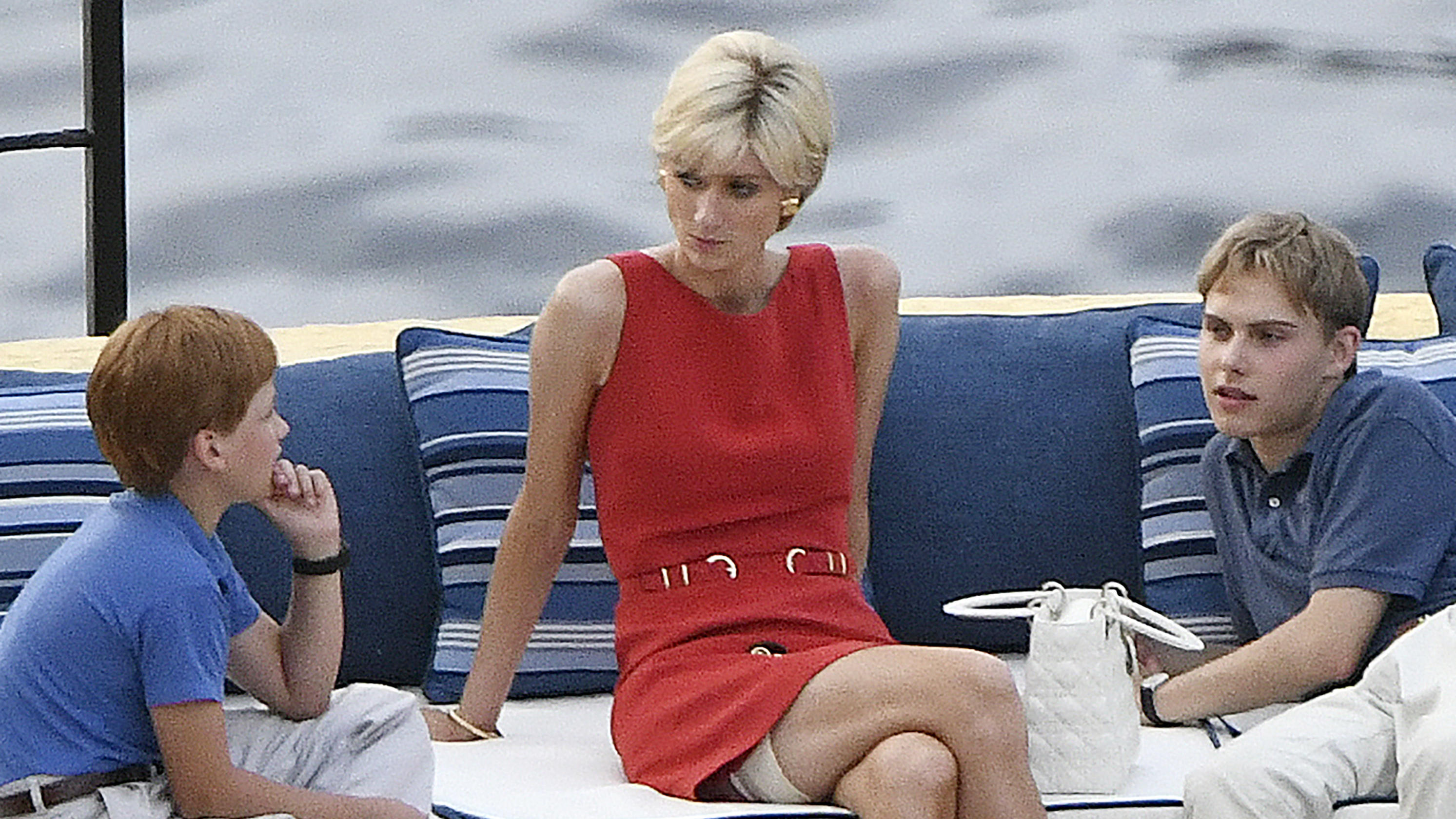 SONDERKONDITIONEN: MINDESTHONORAR: EXCLUSIVE: ** EMBARGO: Strictly No Web Permitted Before 11.45am BST Oct 11th 2022 (ET 06:45am)** Elizabeth Debicki as Lady Diana Spencer filming 'The Crown' In Mallorca, Spain.In this scene (believed to be a recreat